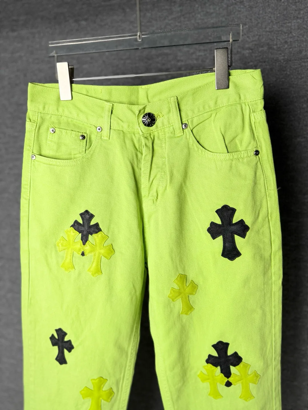 P270 💰 (Top version) Chrome hearts CH green cow king Yang Mi same style sex recods limited green cow jeans Really restores the ultimate texture of Vintage Special Italian cowhide printing and cutting Customized sheepskin three-layer thick line leather The whole body is spliced in heavy water washing process Craftsmen hand-splash ink You can see the details Three-dimensional cutting version Loose and comfortable, not picky about the figure Look taller and thinner Large factory Seiko Original factory quality control Same style for men and women. Can be matched with couples. Versatile recommendation. Must-have jeans for all seasons. Color: green Size: 28-30-32-34 (corresponds to S-M-L-XL)